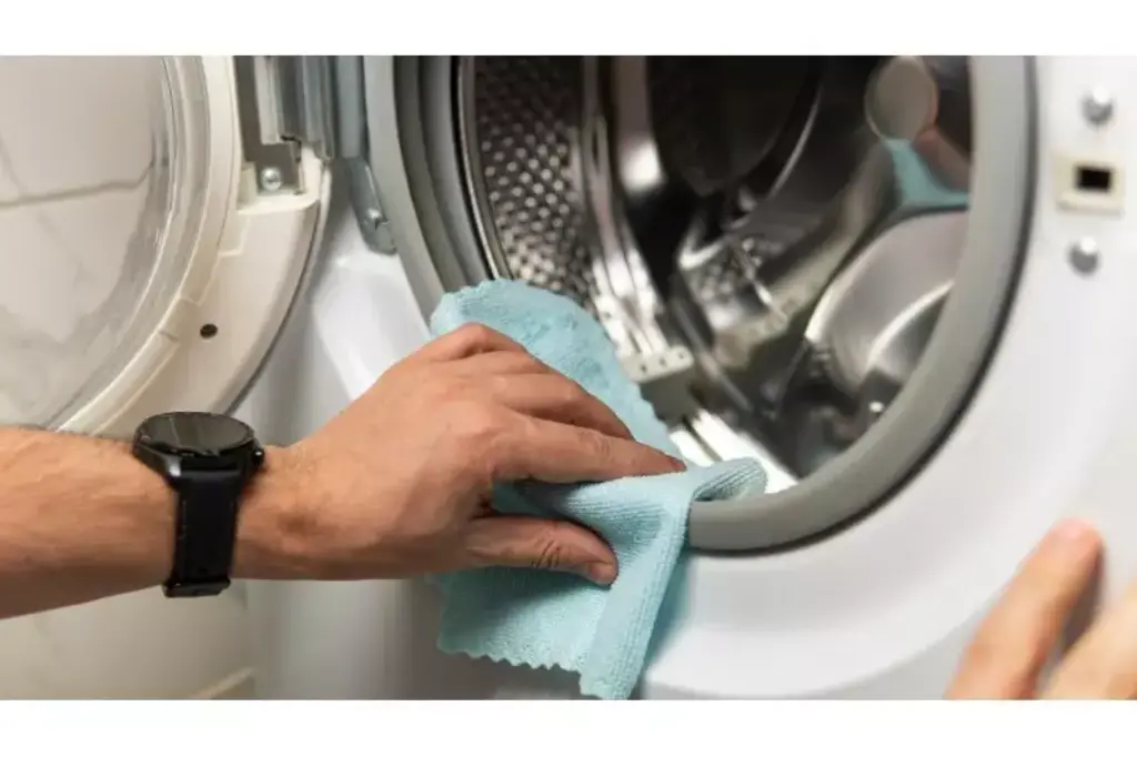 ¿Tu Lavadora Huele a Humedad? Guía para Eliminar el Olor a Agua Estancada